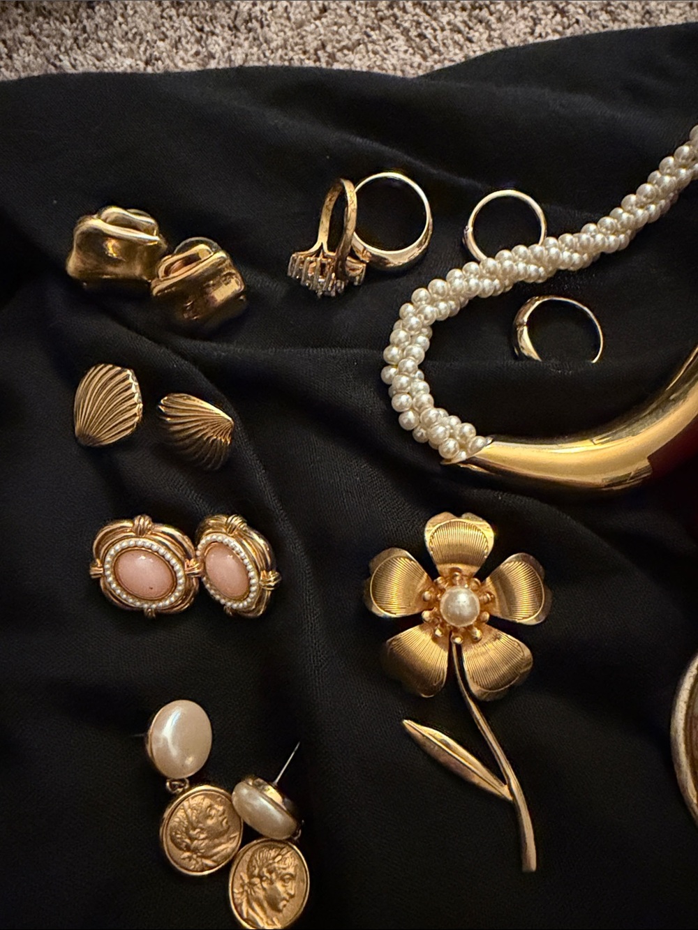 Lot of Gold Tone Jewelry - Picture 5 of 6